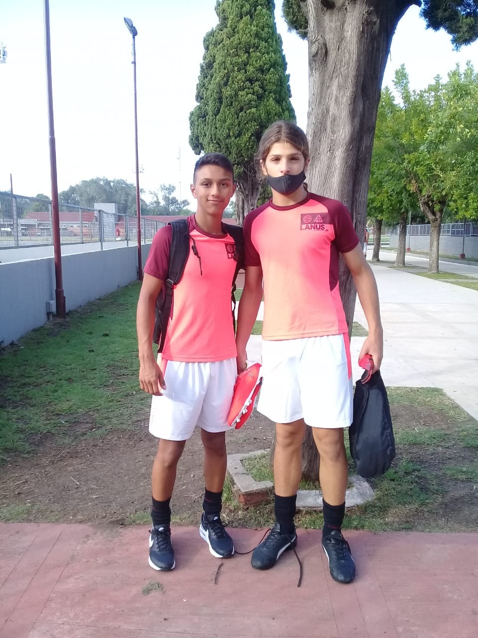 El crack mendocino, Matías Busto y su compañero en el ataque, Tomi. En el primer entrenamiento, Mati desbordó, tiró el centro y Tomi la "clavó" al ángulo. Foto: Gentileza Jorge Busto.