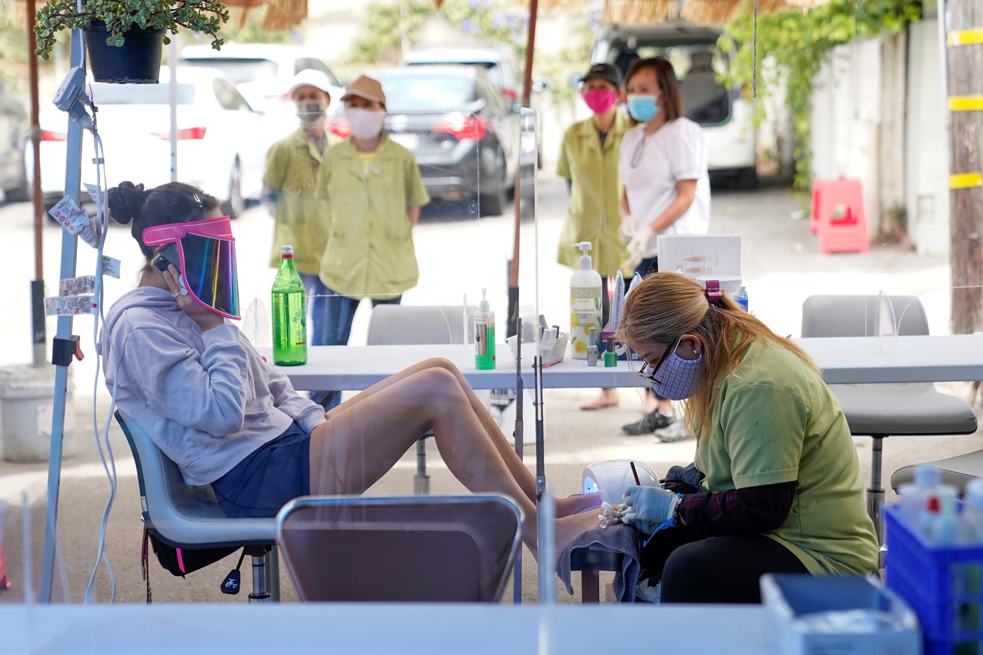 Tyson Salomon, a la izquierda, toma una sesión de podología en el salón de uñas Pampered Hands, California.