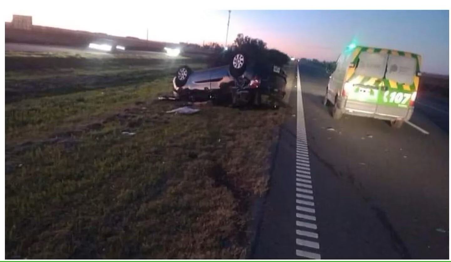 Un segundo vehículo que transitaba por la zona tuvo que realizar una maniobra evasiva para evitar colisionar con el remolque y terminó en el borde de la carretera. El conductor, un hombre de 35 años, y su acompañante lograron salir del auto por sus propios medios. Foto: Gentileza Ramallo informa digital.