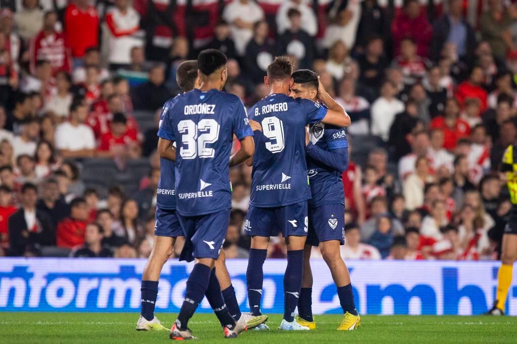 Romero, un exRiver, abrió el marcador en el Monumental, tras un preciso (y precioso) centro de Aquino.