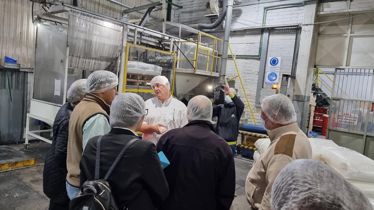 Hugo Bianchi durante un recorrido por la planta de Plastiandino en San Rafael.