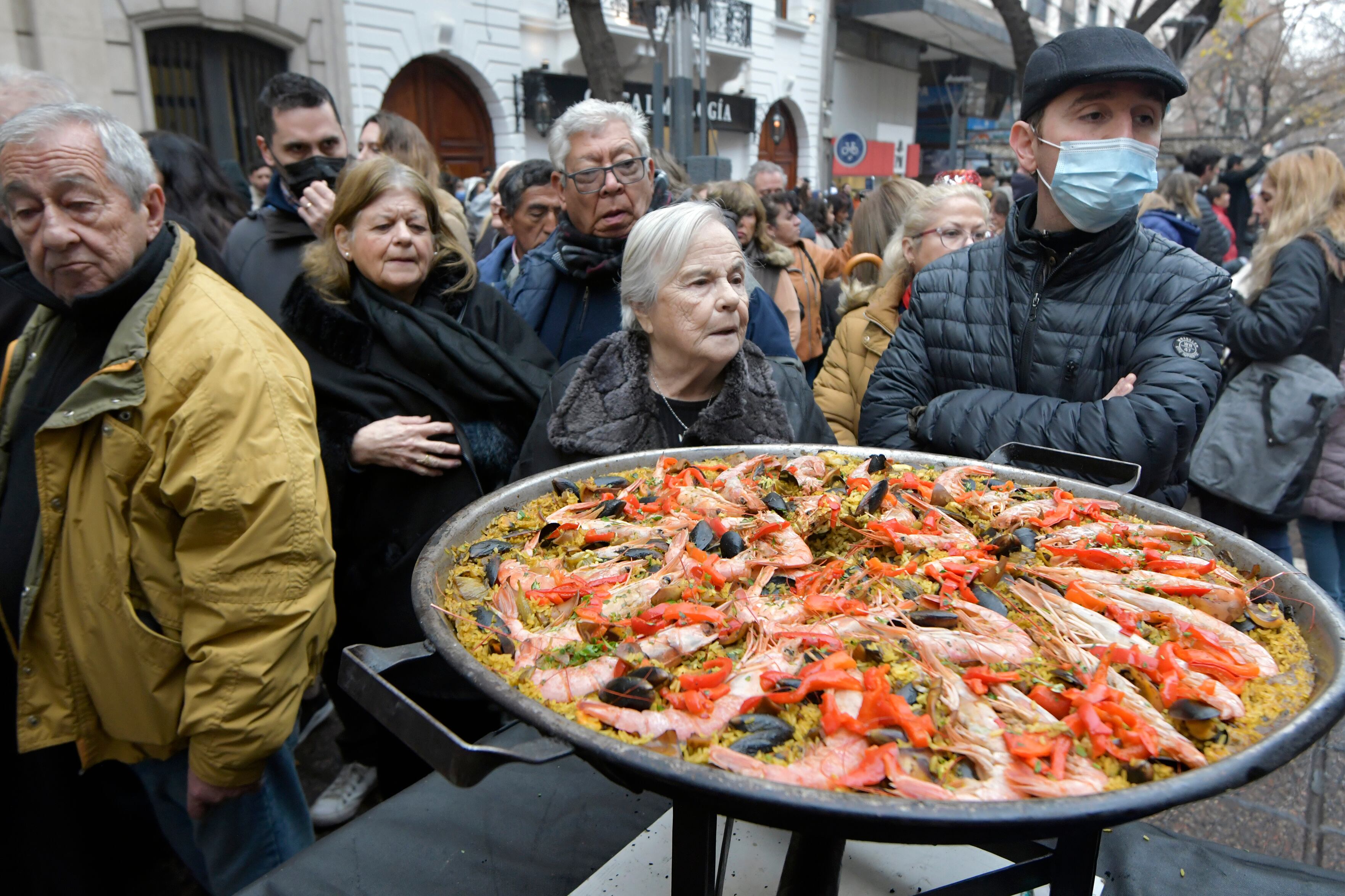 Mas de 600 porciones de paellas se vendieron en el mediodía. Foto: Orlando Pelichotti / Los Andes
