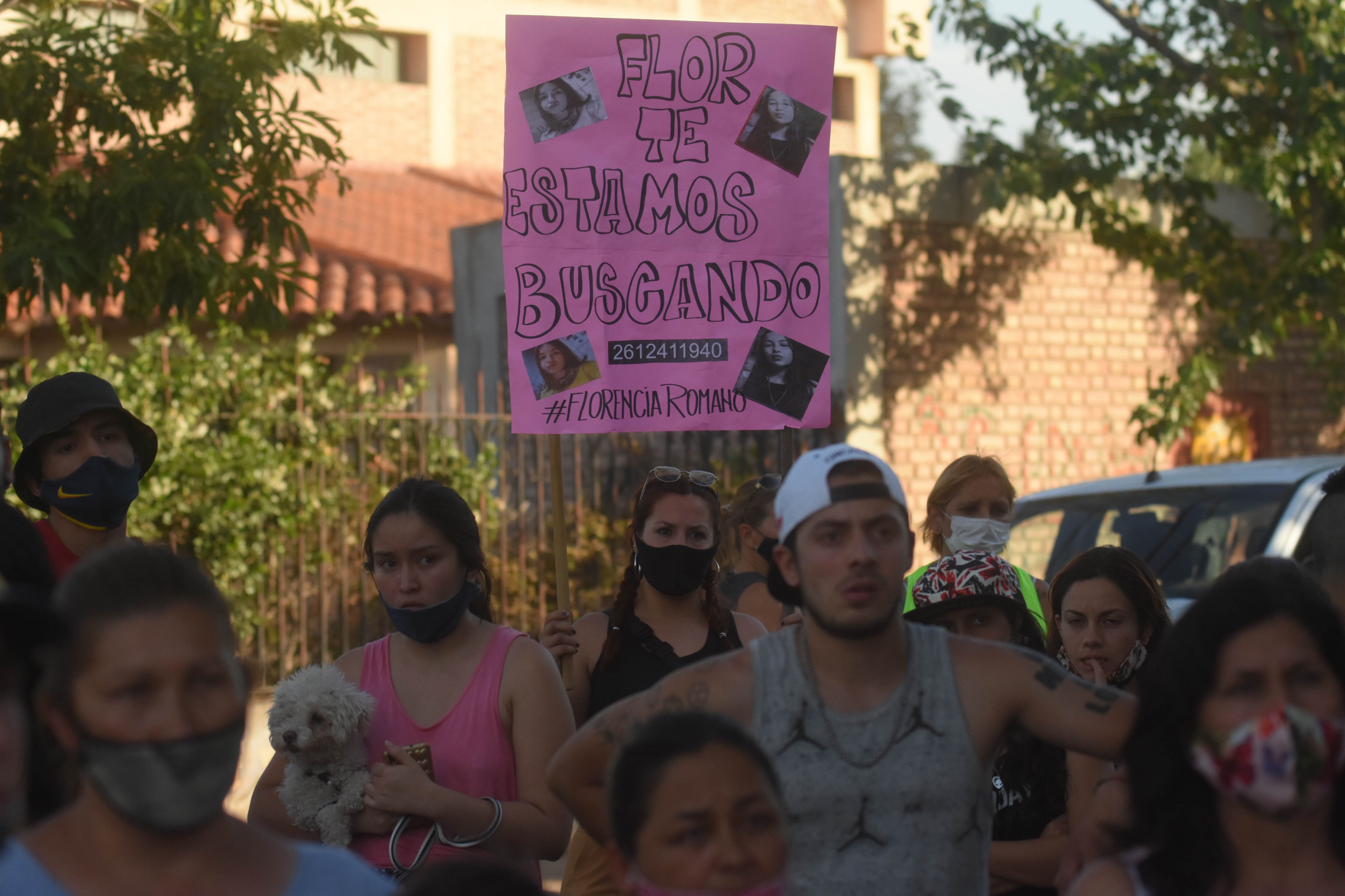 Familiares y vecinos de Florencia Romano, la niña desaparecida el sábado pasado, se encuentran en la casa de los detenidos que la vieron por última vez.