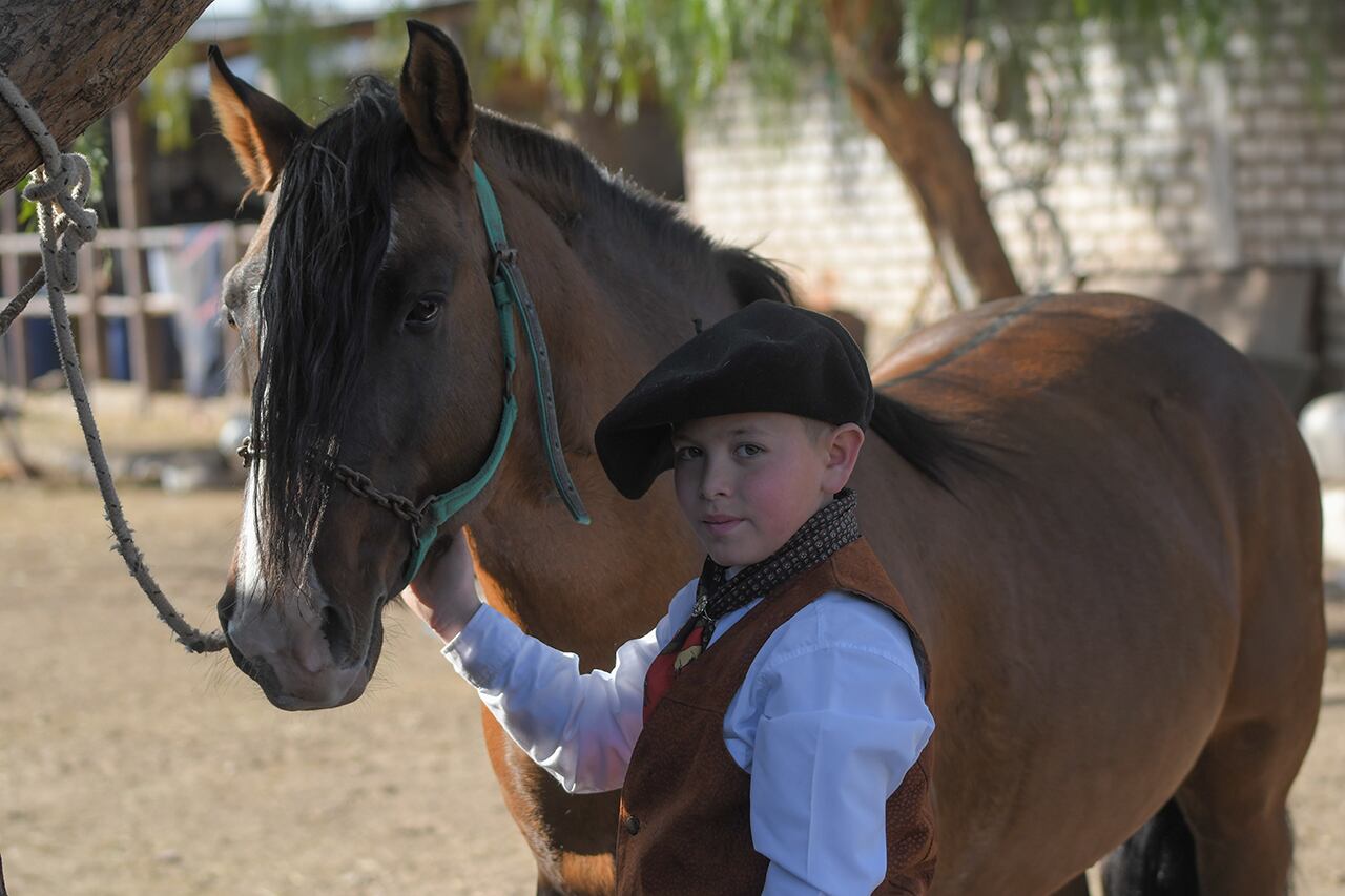 Dimas Godoy de 10 años se dedica a realizar destrezas a caballo conocidas como "rienda". | Foto: Marcelo Rolland / Los Andes