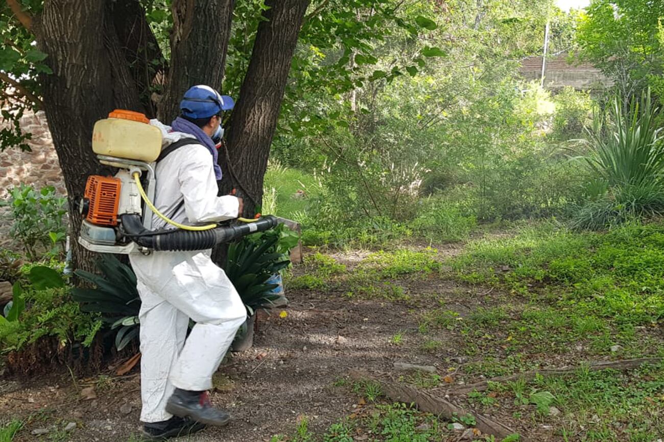 Río Ceballos. Fumigan en los patios de las casas y reparten repelentes por casos de dengue en barrio Parque La Amistad. Gentileza: La Voz