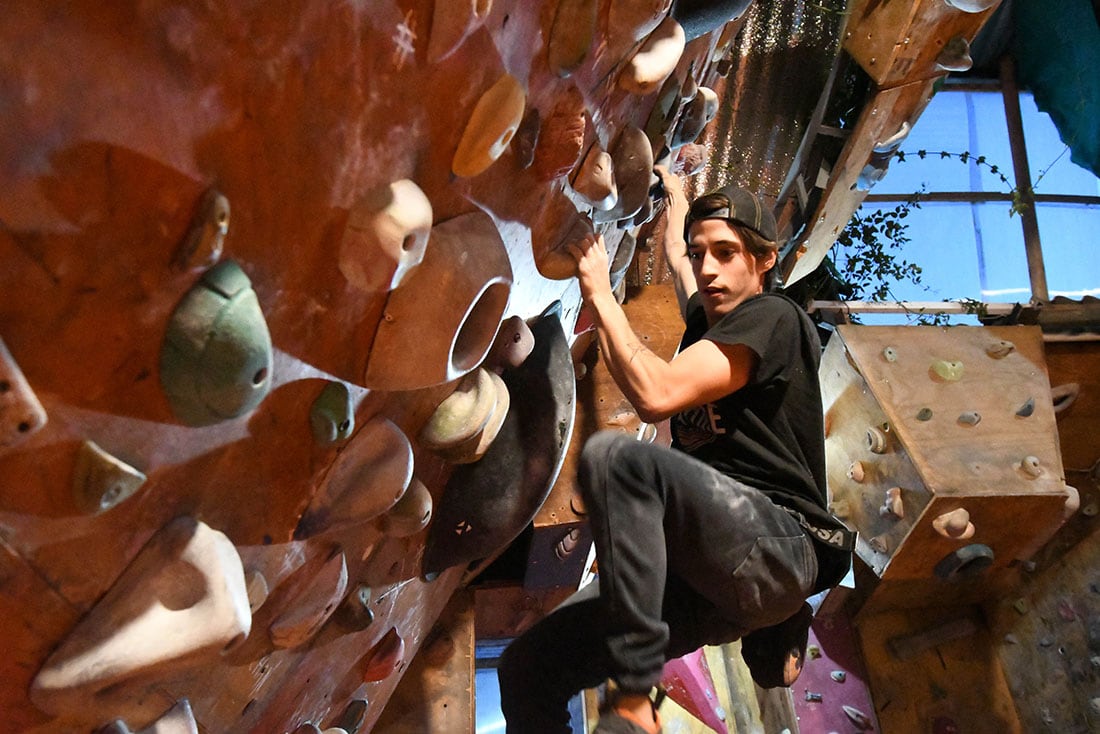 Pedro con mucho esfuerzo se aferra a las "tomas" de colores en el Templo Alpino de Ciudad. Foto José Gutiérrez / Los Andes