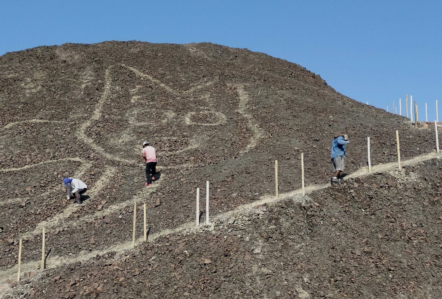 La nueva figura hallada en Nazca representa a un gato y tiene 2200 años de antigüedad. Fotos: Gobierno de Perú y EFE.