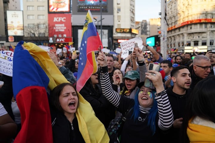 Decenas de venezolanos se reunieron en el Obelisco para sumarse a la masiva marcha de Caracas. - Gentileza/Clarín