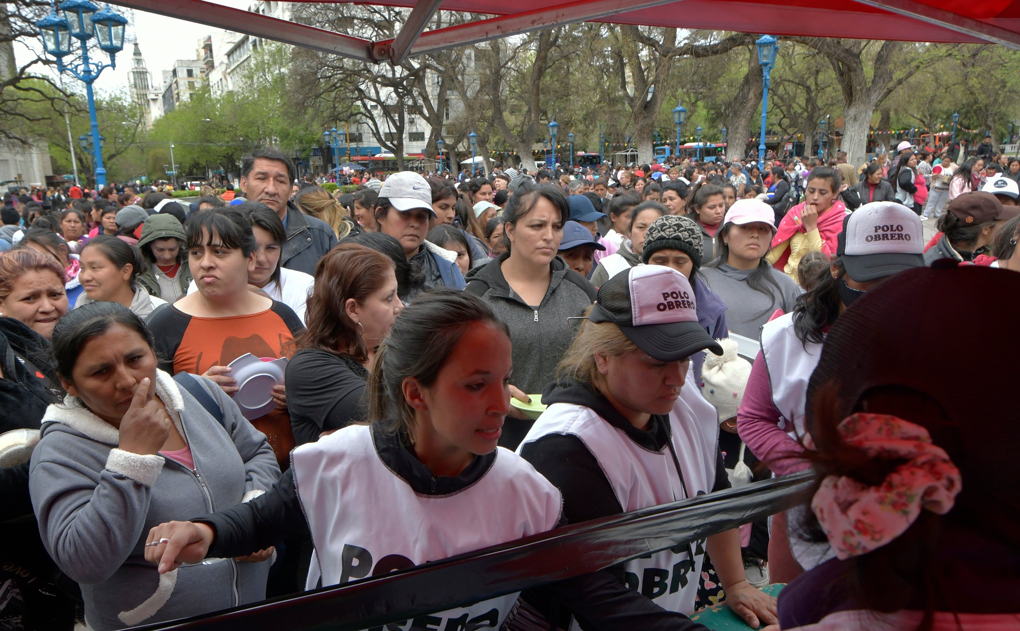 Acampe del Polo Obrero en Mendoza
Cientos de manifestantes del Polo Bobrero de Mendoza reclaman por aumentos en planes sociales y posibilidades de trabajo mientras acampan en la Plaza Independencia
Foto: Orlando Pelichotti/ Los Andes