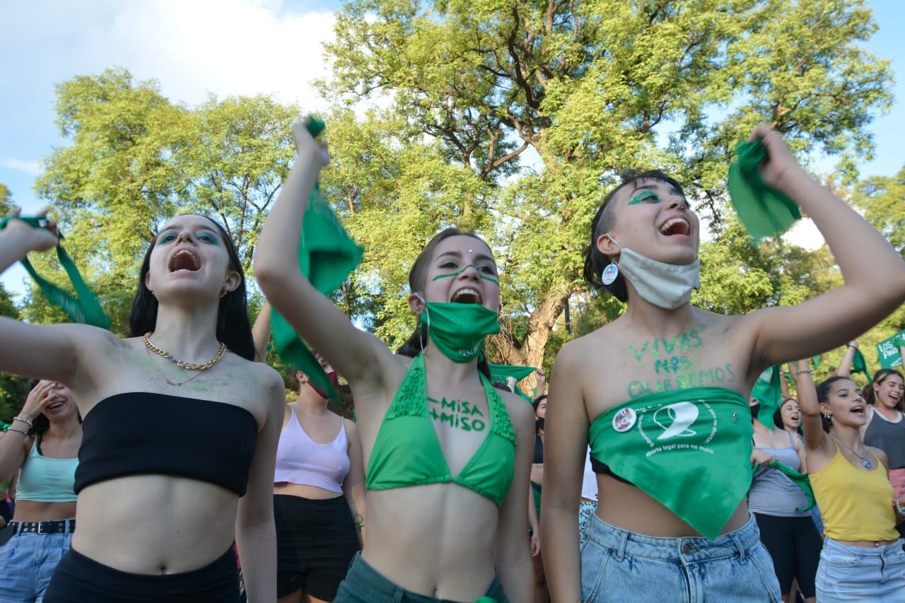 Con cantos y colores verdes, distintas organizaciones se reunieron para esperar el resultado de la votación en Senadores.