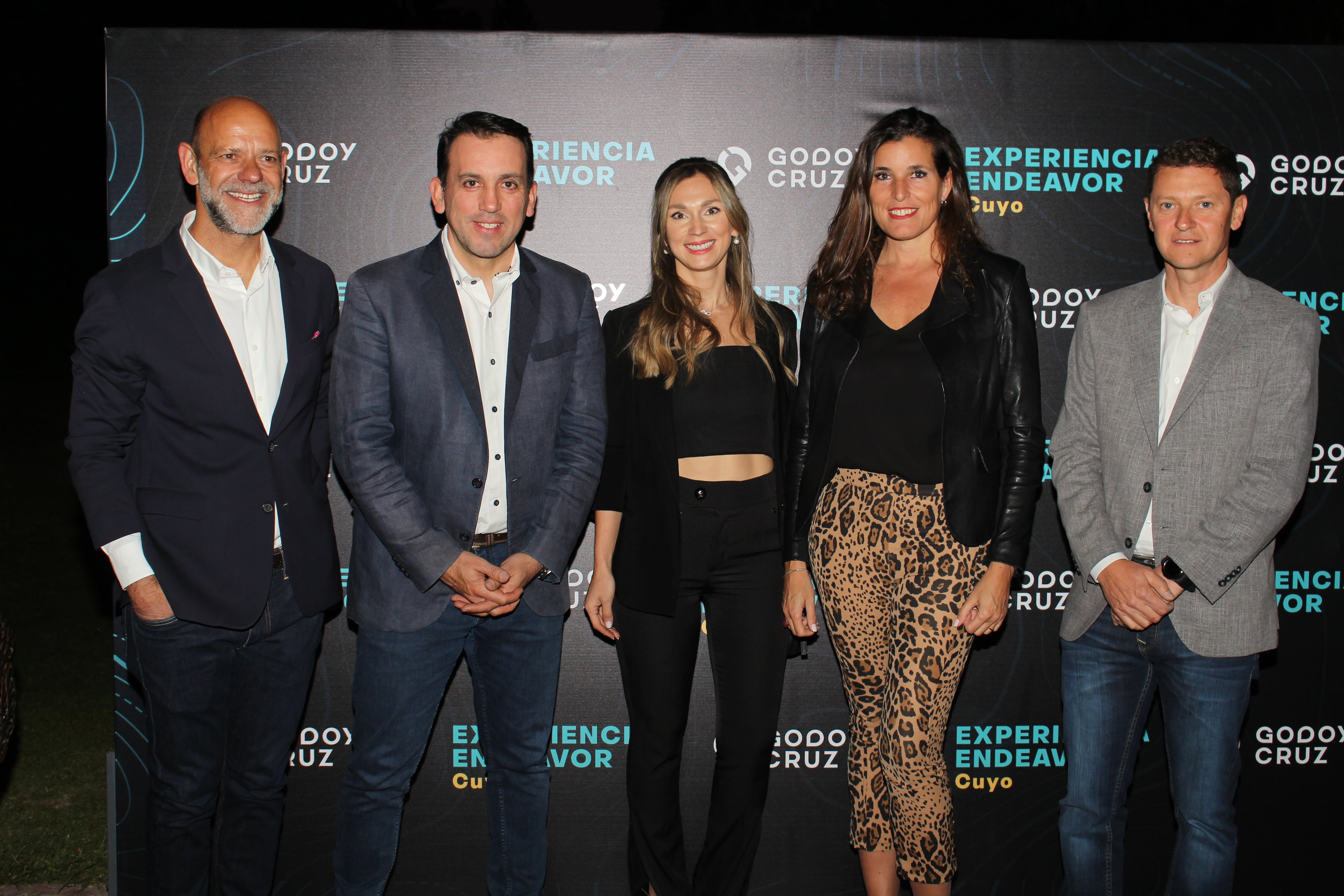 Luis Zambonini (presidente Endeavor Cuyo), Tadeo García Zalazar (intendente de Godoy Cruz), y María José Rubio Nanclares (directora ejecutiva Endeavor Cuyo), Julia Bearzi (directora ejecutiva - Endeavor Argentina) y Miguel Catalano (Secretario de Innovación, Legal y Técnica Municipalidad de Godoy Cruz).