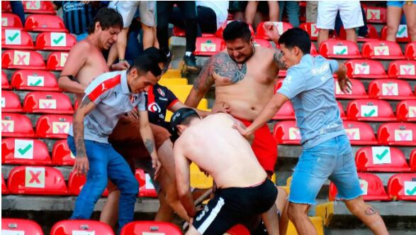 Aficionados de Querétaro y Atlas se enfrentan al minuto 62 del choque entre ambos equipos.