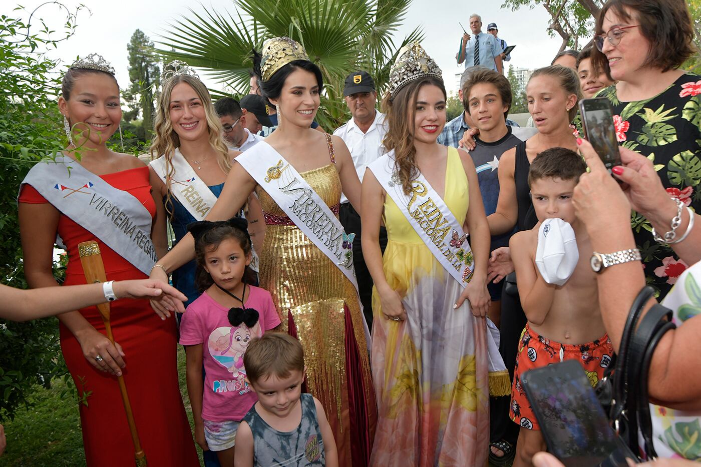 Durante la calurosa jornada de ayer, cientos de personas se acercaron a saludar y sacarse fotos junto a las reinas Ana Laura Verde y Gemina Navarro. Foto : Orlando Pelichotti