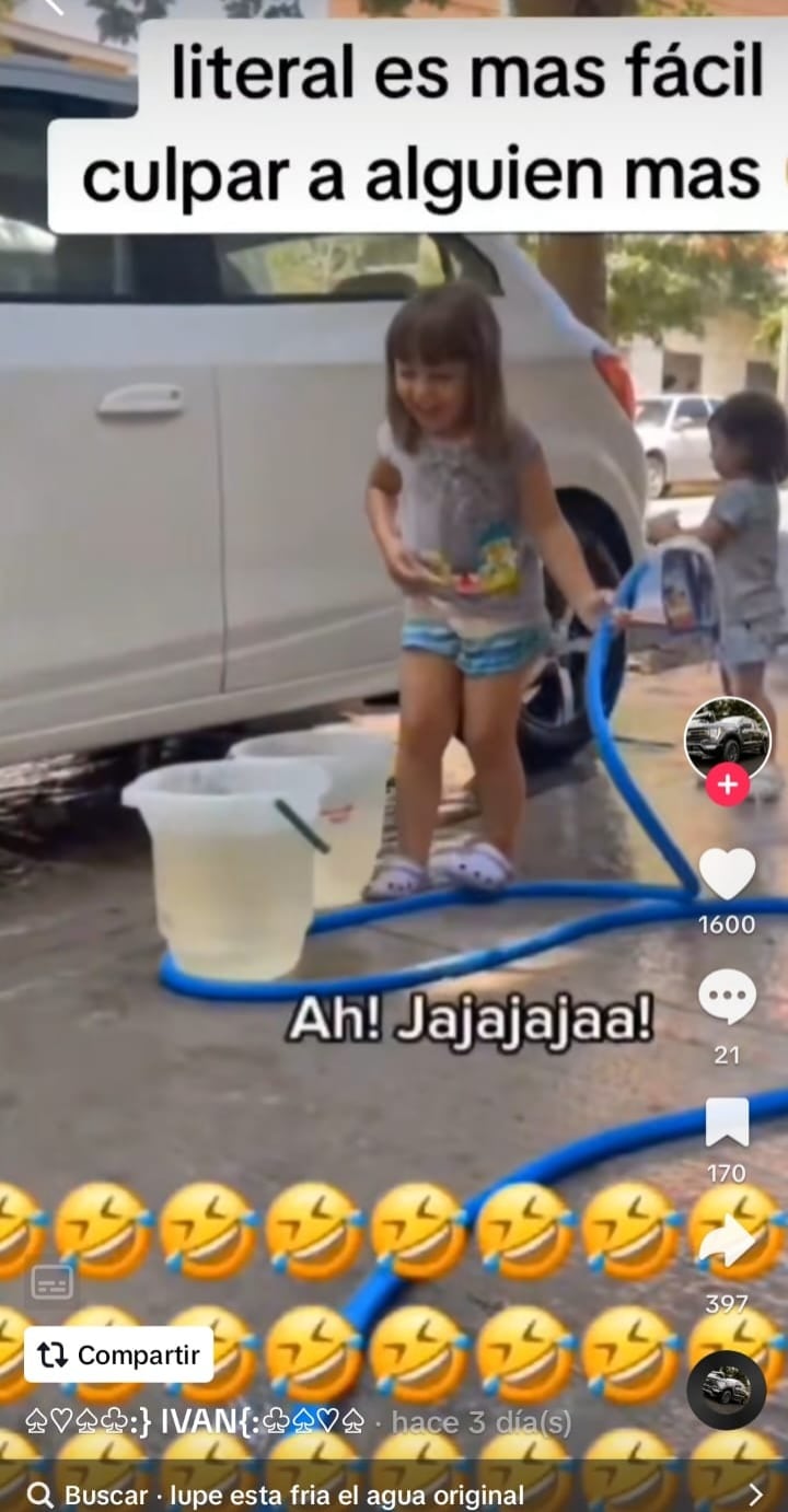 El video de "La nena que se moja sola con la manguera". / Tiktok