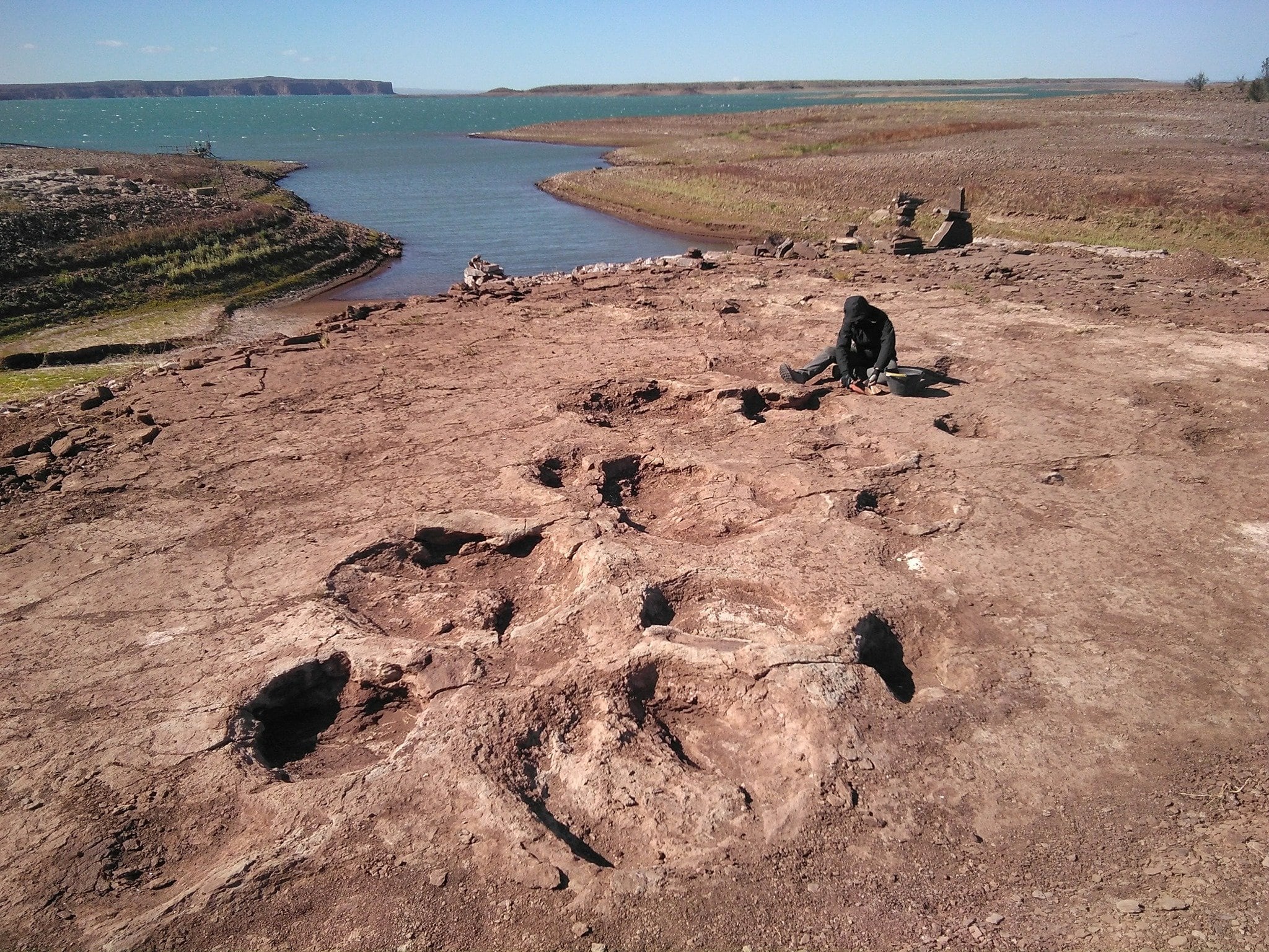 La foto que compartió sobre "Pisadas de gigantes" Huellas en la costa del lago Ezequiel Ramos Mexía”.