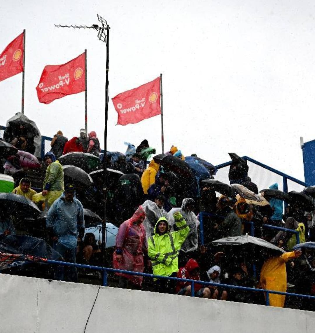 Pese a la intensa lluvia que se desató en la mañana porteña, no se movió un alma de las gradas del autódromo de La Plata, que lució colmadísimo.