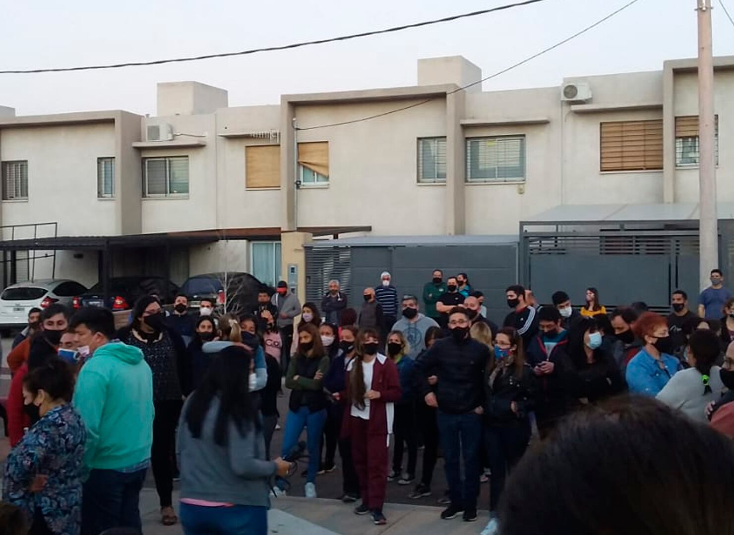 Los vecinos del Procrear, juntos en una reunión barrial tras los conflictos. Foto: Gentileza