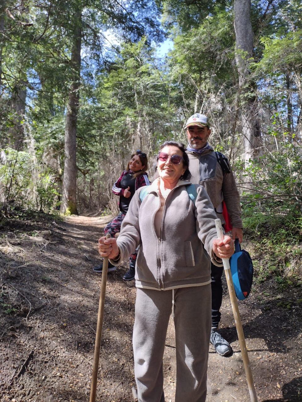 La docente, en una de sus tantas caminatas por Villa la Angostura, adonde viajaba para llevar a sus alumnos.