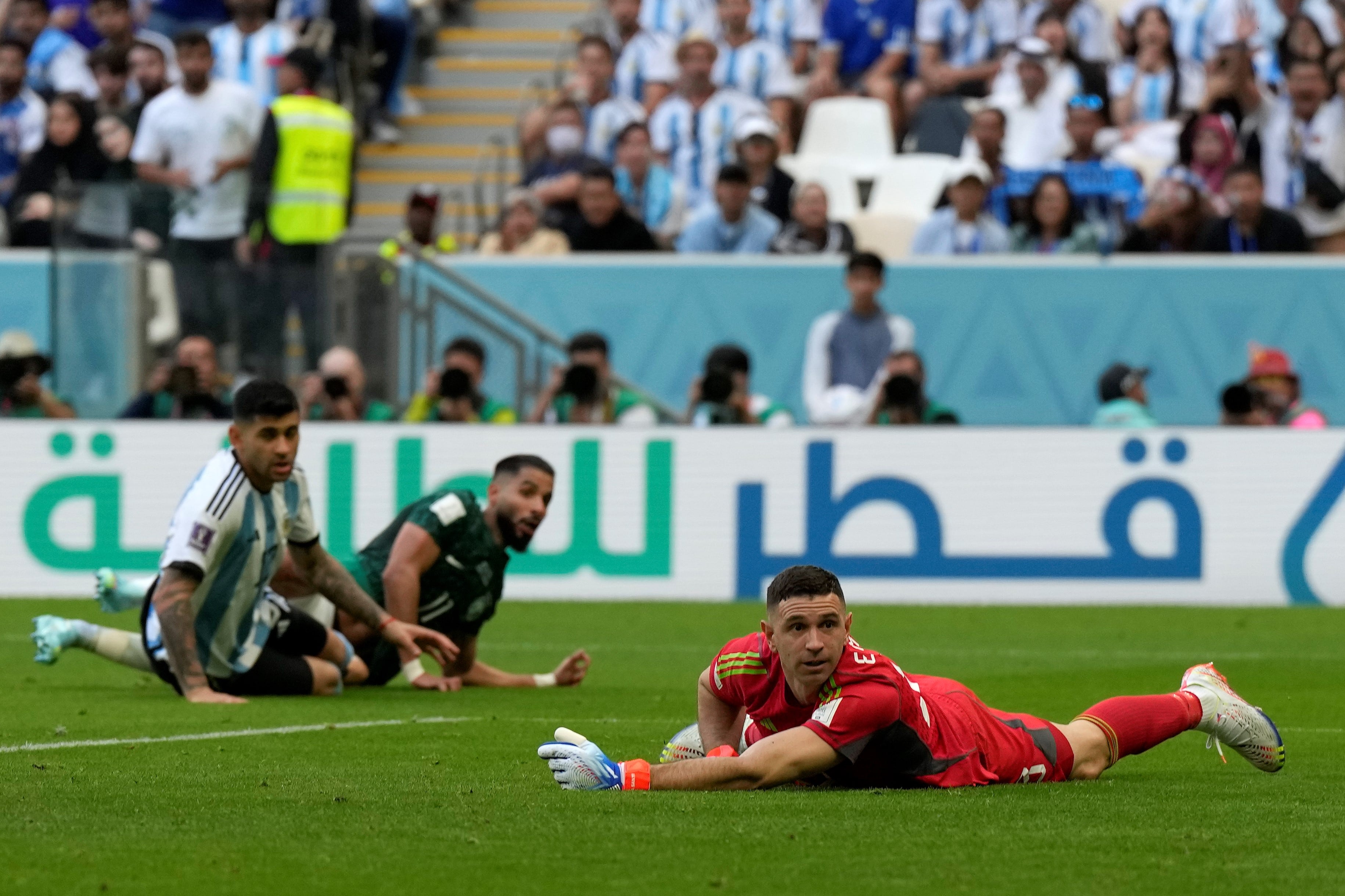 Saleh Al-Shehri ya sacó el remate antes que cierre el cordobés Cristian Romero. Fue el 1-1 parcial de Arabia Saudita. Luego, el 2-1 se hizo por que Al Shawari capturó un despeje del ex Talleres y Belgrano. (AP Photo/Ricardo Mazalan)