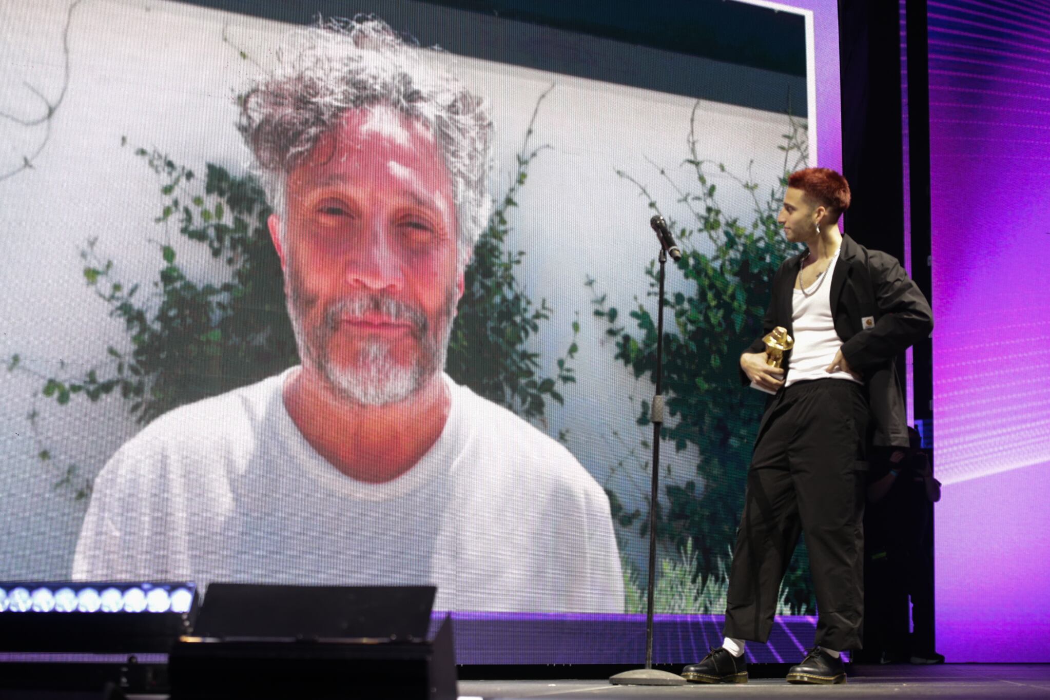 Fito Páez felicita a Wos por haber ganado el Gardel de Oro. "Formás parte del gran tesoro de la música", lo elogió. (Gentileza Capif)