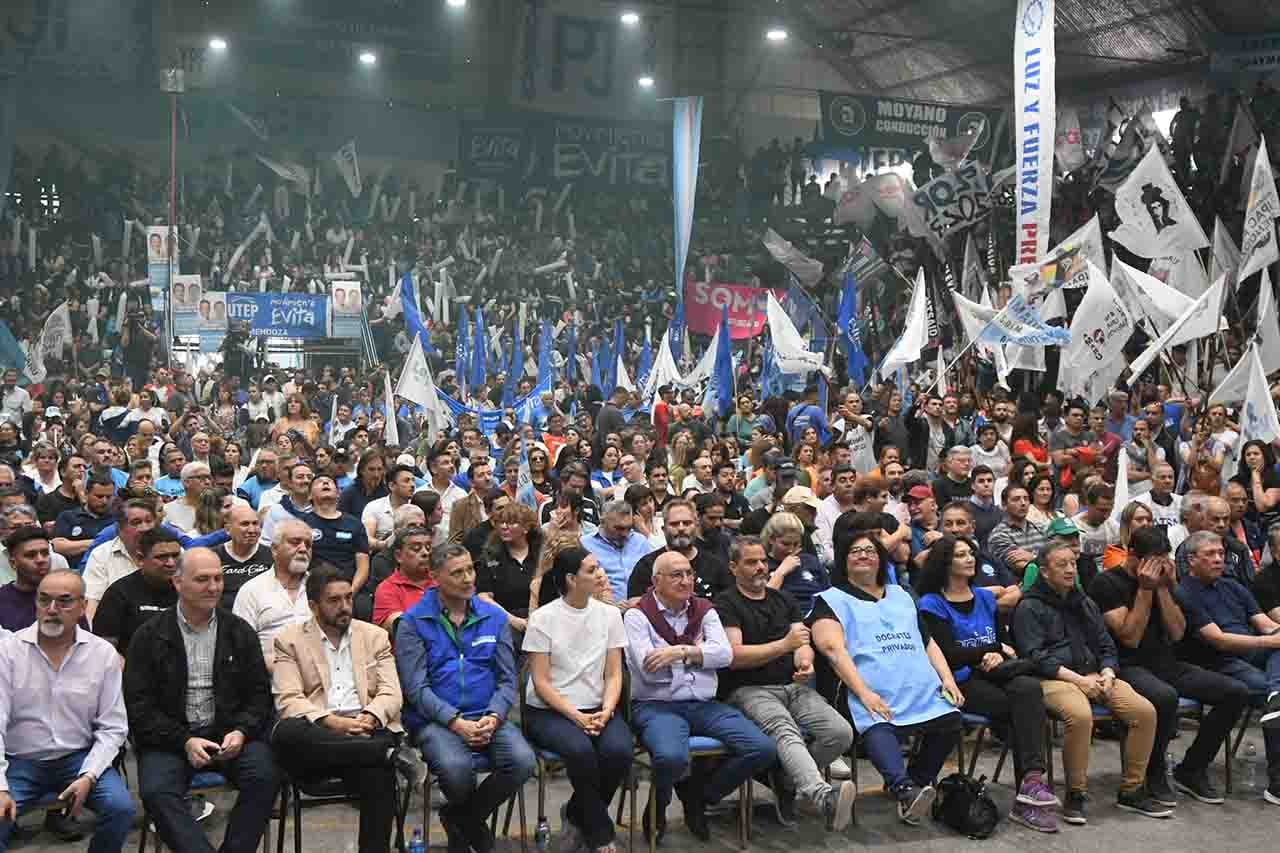 Cierre de campaña de los candidatos a Diputados Nacionales por Mendoza Martín Aveiro y Maria Amalia Granata del Partido Justicialista en el Club YPF Petroleros de Godoy Cruz, con la presencia de importantes dirijentes justicialistas de Mendoza

 Foto: José Gutierrez / Los Andes