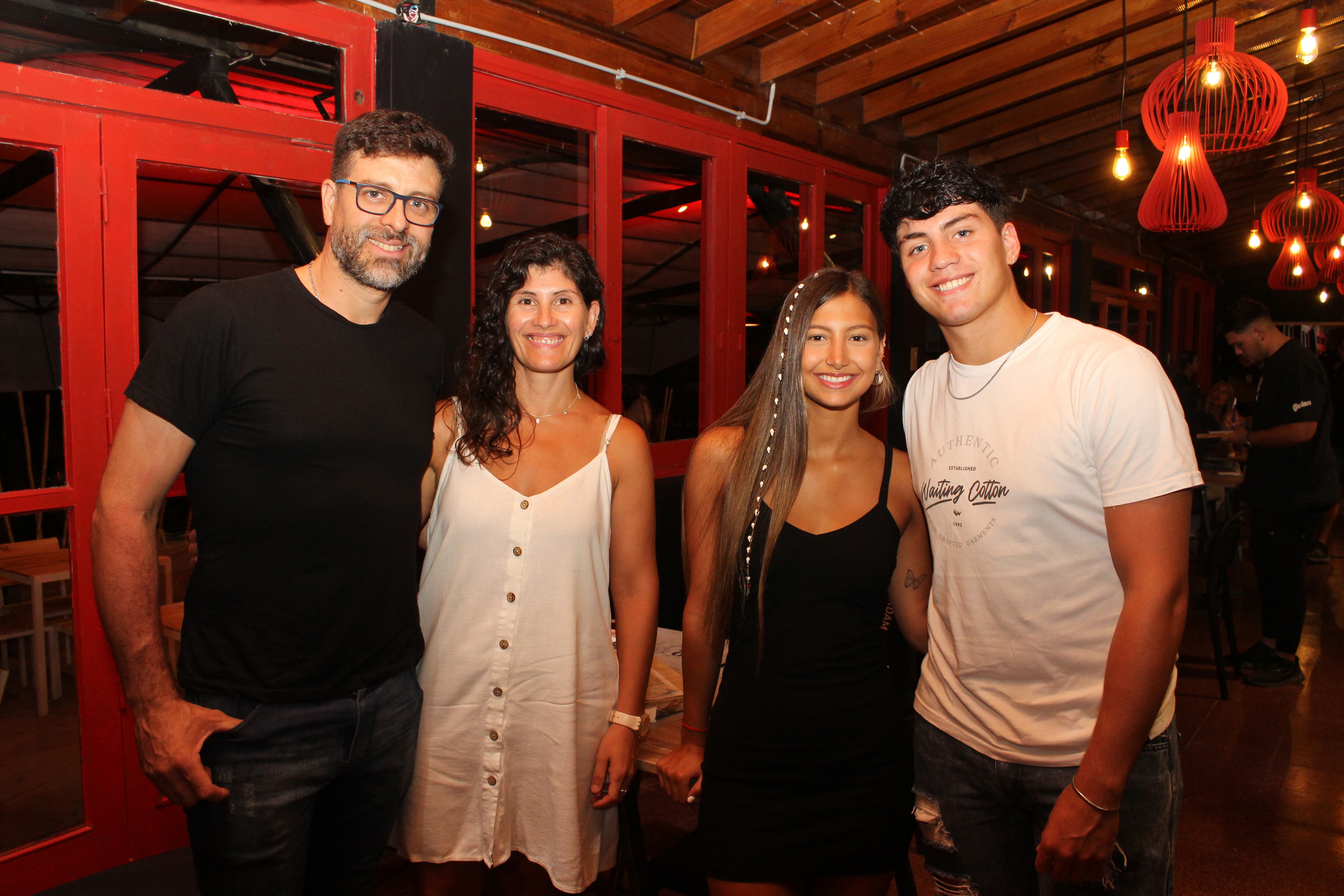 Ernesto Facca, Verónica Ruiz, Fiamma Buscema y Santino Facca.