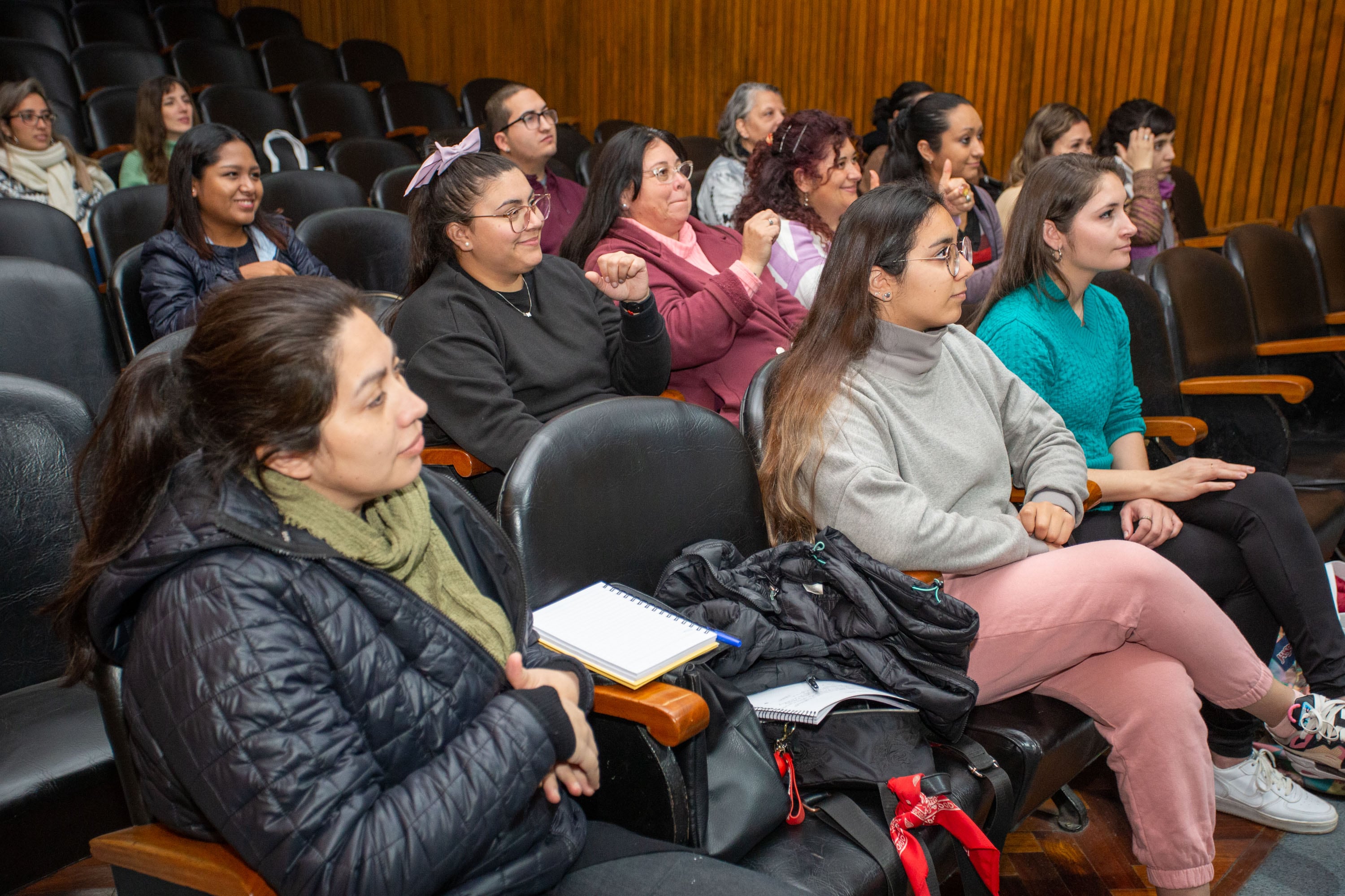 Continúan los cursos de lengua de señas en la Ciudad