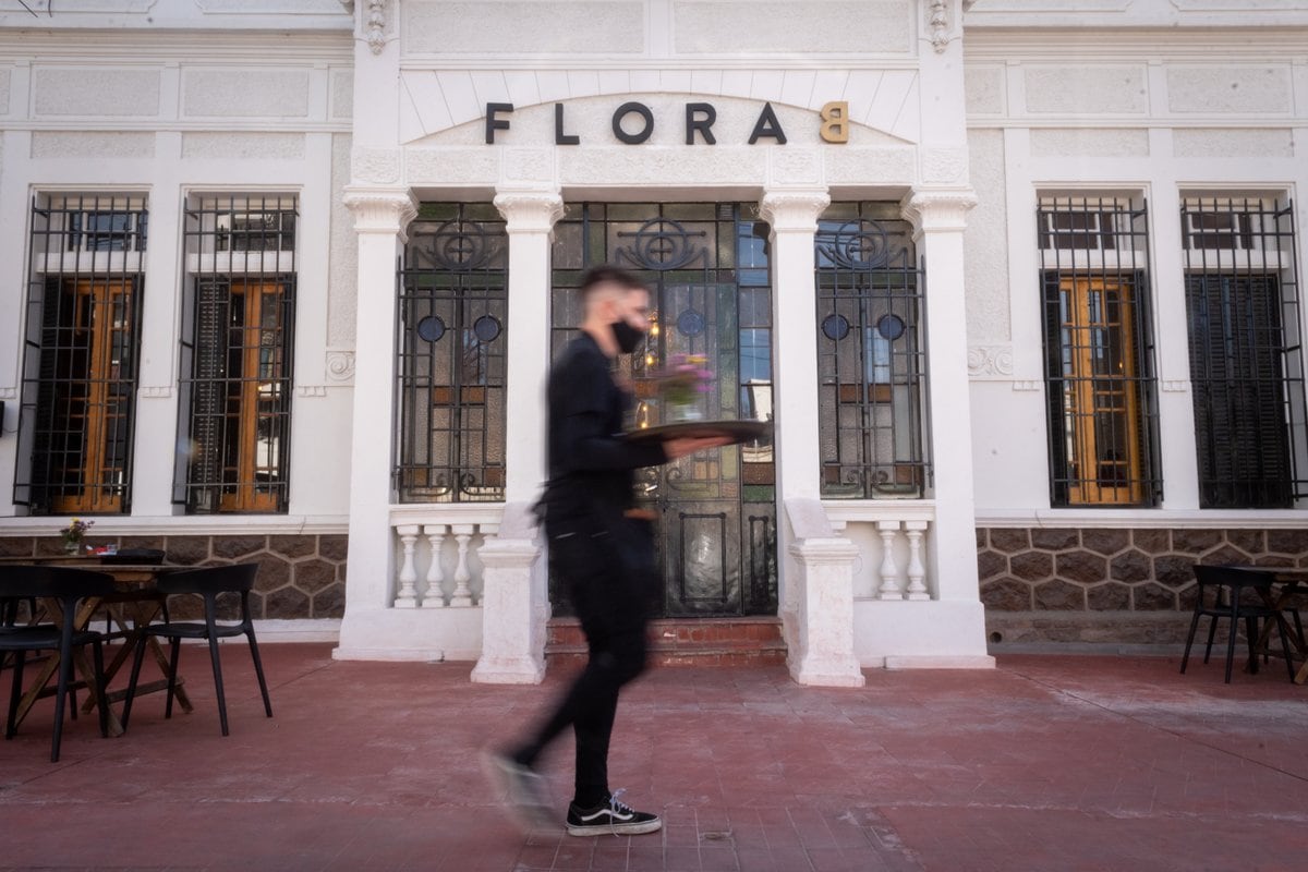 En la misma casona de Tucumán al 300, donde funciona Flora B en la parte de adelante, funciona el Colegio María Reina en la parte de atrás. 