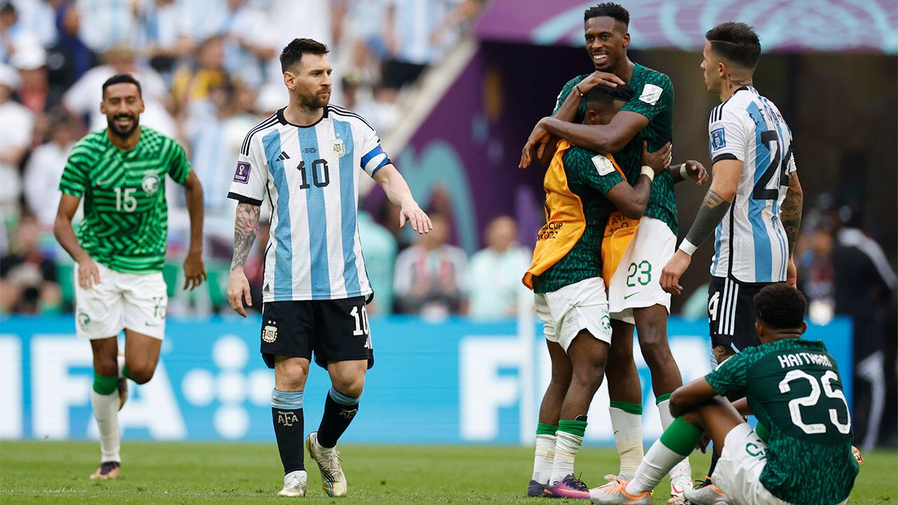 Los jugadores de Arabia Saudita festejando el triunfo ante el seleccionado de Argentina.  (Catar). EFE/ Juan Ignacio Roncoroni
