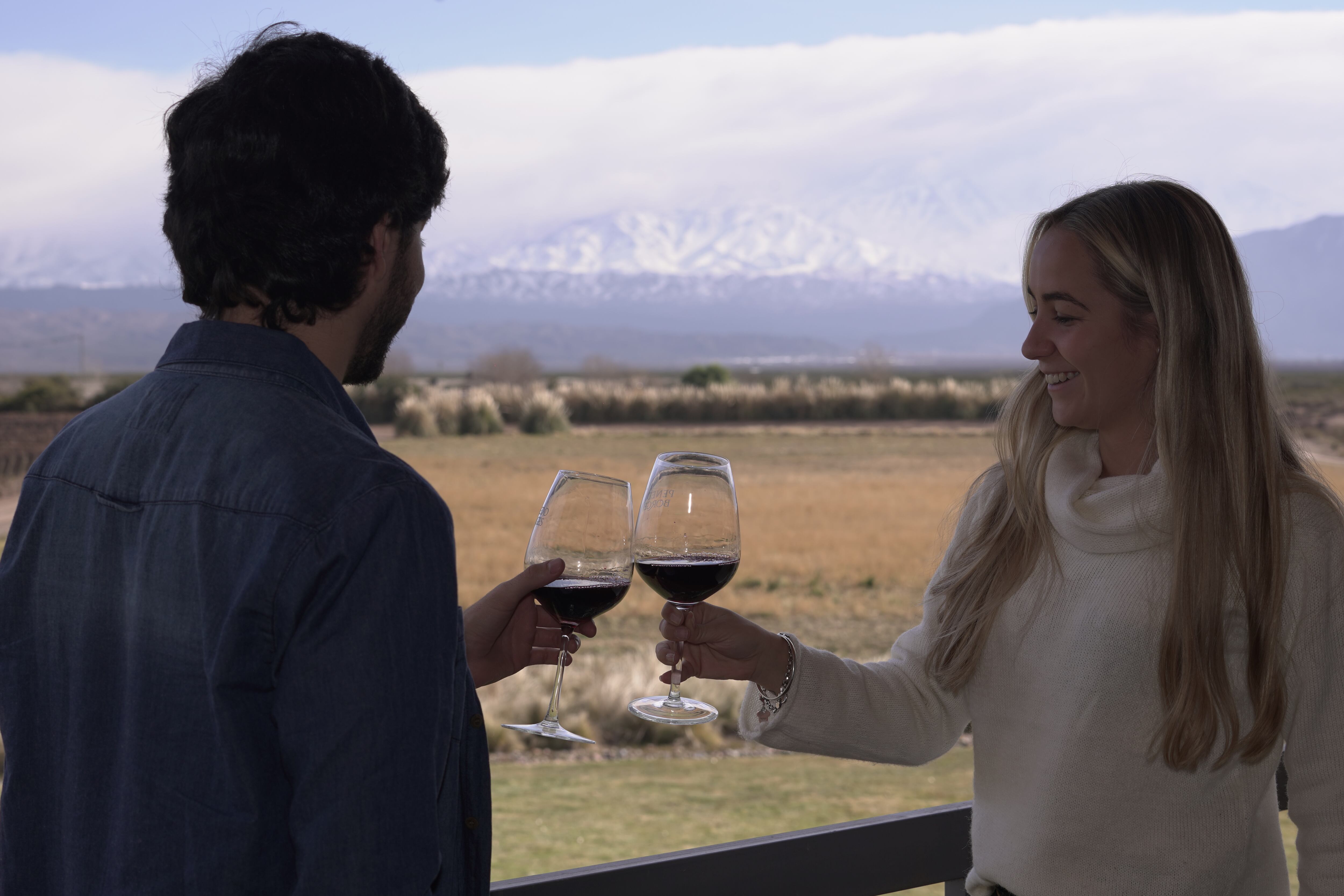 Parejas y grupos de amigos no quisieron perderse la oportunidad de visitar la bodega.                               