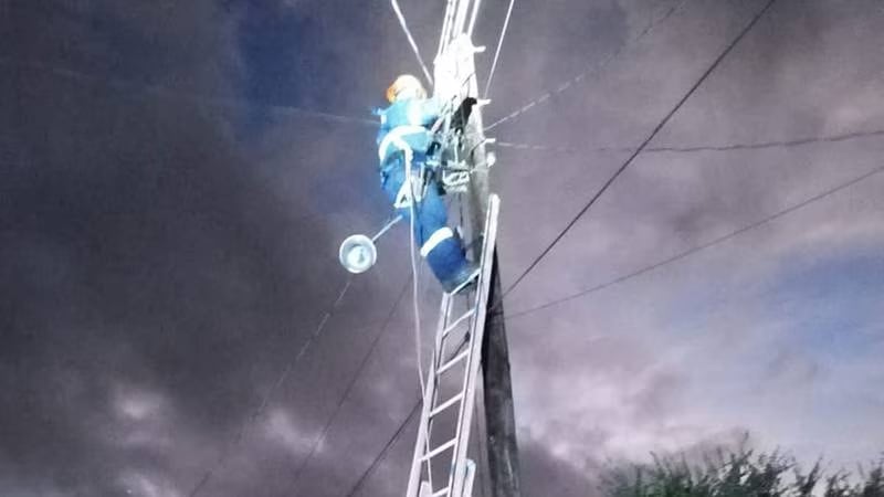 El joven recibió una descarga eléctrica mientras “atendía un servicio de instalación de televisión por cable”. Gentileza: Publimetro