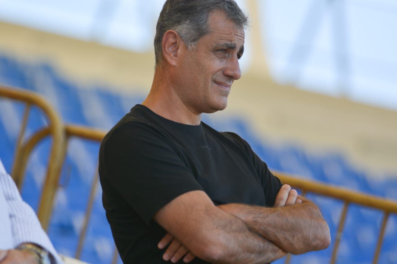 José Mansur, presidente del Tomba, estuvo presente en la platea del estadio Malvinas Argentinas y evitó todo tipo de contacto con la prensa.  / Nicolá Ríos (Los Andes). 