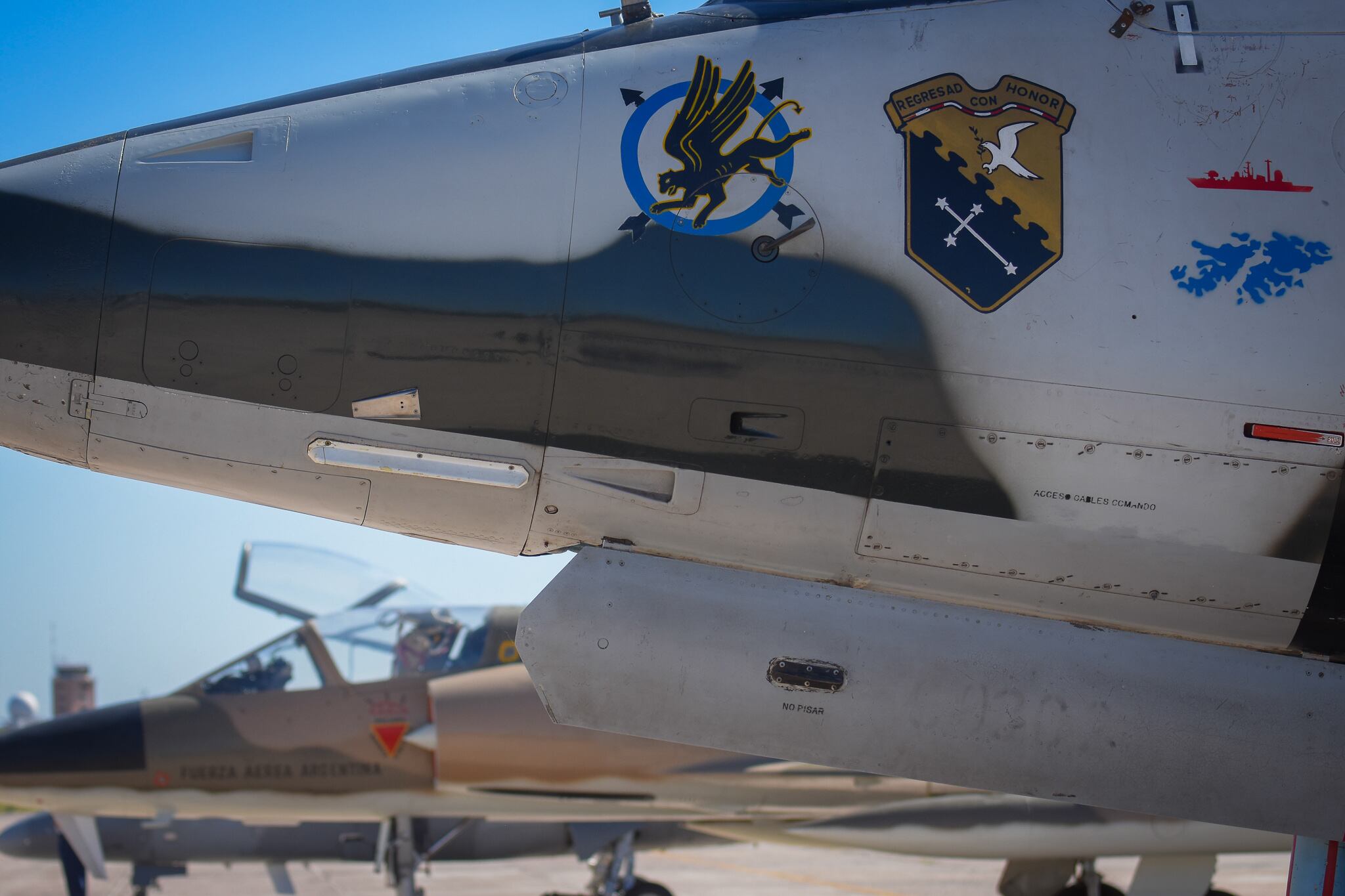 Con un desfile terrestre y un pasaje aéreo de los IA 63 Pampa se realizaron los actos del 73 aniversario de la IV Brigada Aérea  Foto: Claudio Gutiérrez