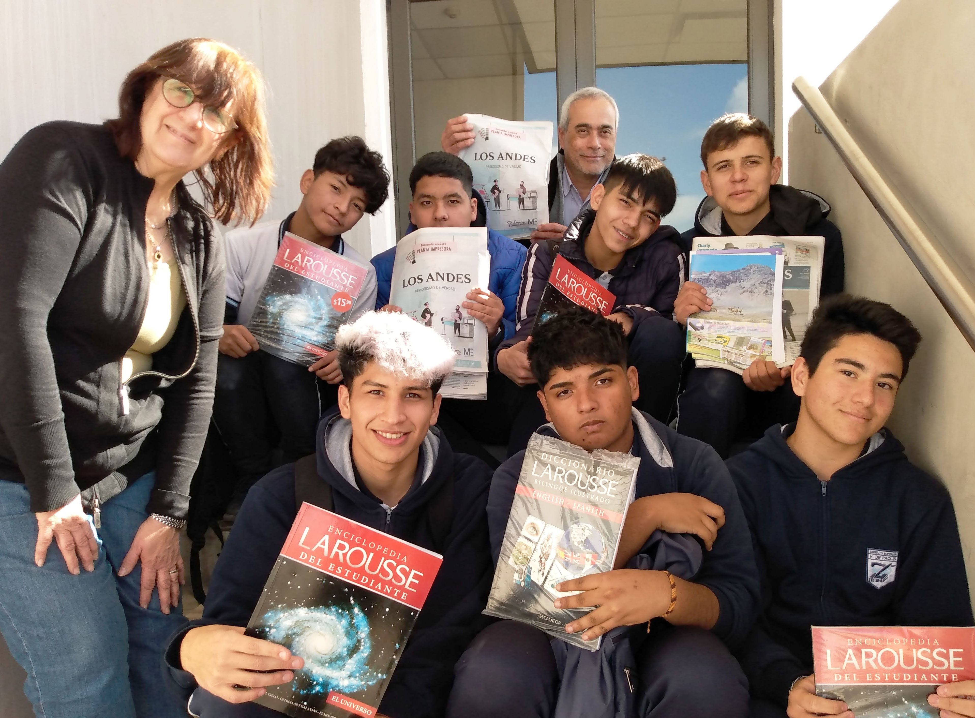 Máximo, Lucas, Martín, Dailer, Gabriel, Maximo y Thiago, acompañados por los profesores Mabel Juan y Daniel Álvarez.

