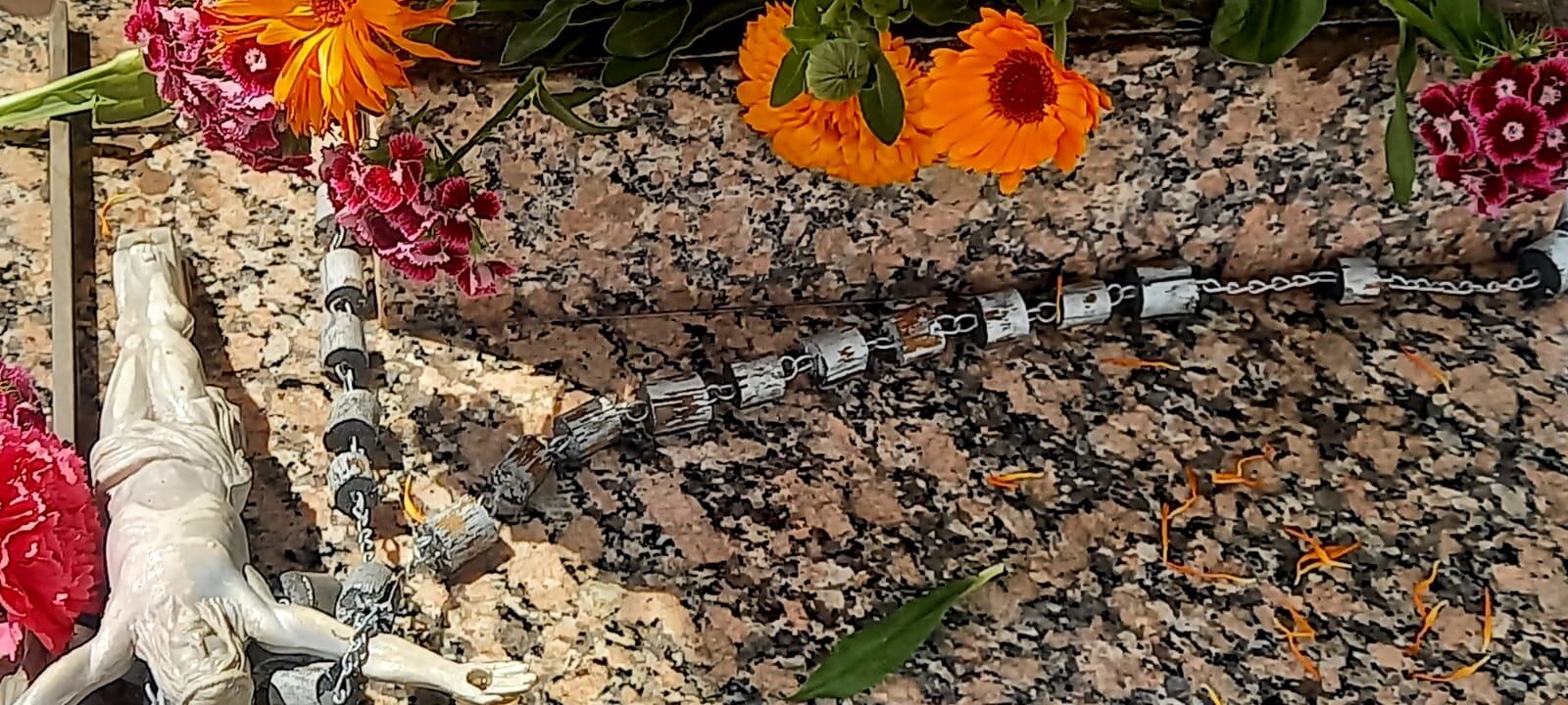 Angustiante: fueron al cementerio a visitar a sus madres en su día y encontraron que habían robado hasta las fotos. Foto: Gentileza