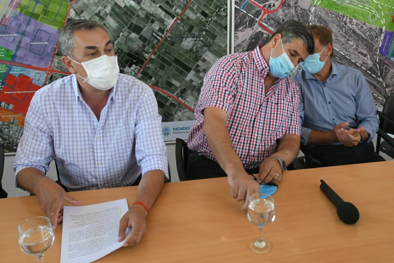 Rodolfo Suárez y parte del gobierno provincial visitaron hoy el Parque Tec de San Martín. Foto Ignacio Blanco