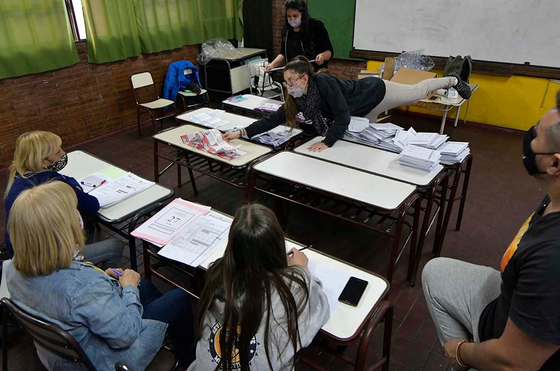 En la escuela  Patricias Mendocinas  de Ciudad, trabajan en el recuento de votos.
Foto: Orlando Pelichotti