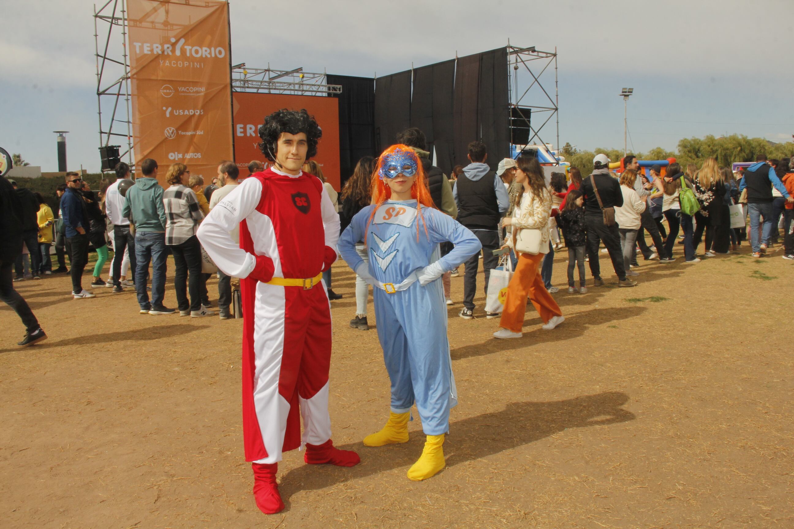 Los superhéroes del festejo del día niñez: Súper Coco y Splash. 