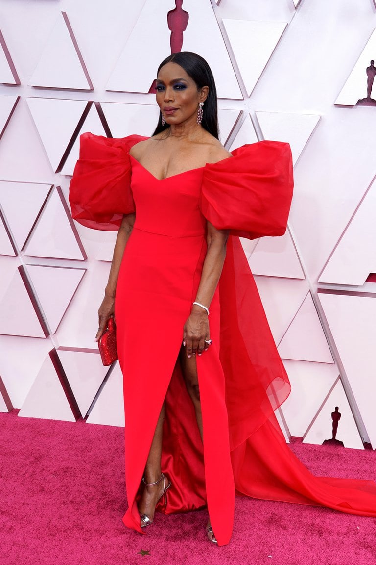 Angela Bassett de rojo con un diseño sirena que tuvo cola, un gran escote corazón y mangas japonesas abullonadas. 