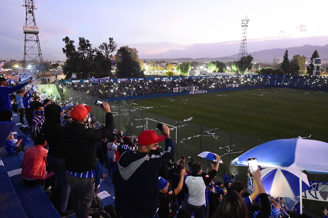 Aunque no había partido los hinchas grabaron en sus celulares el festejo del centenario.