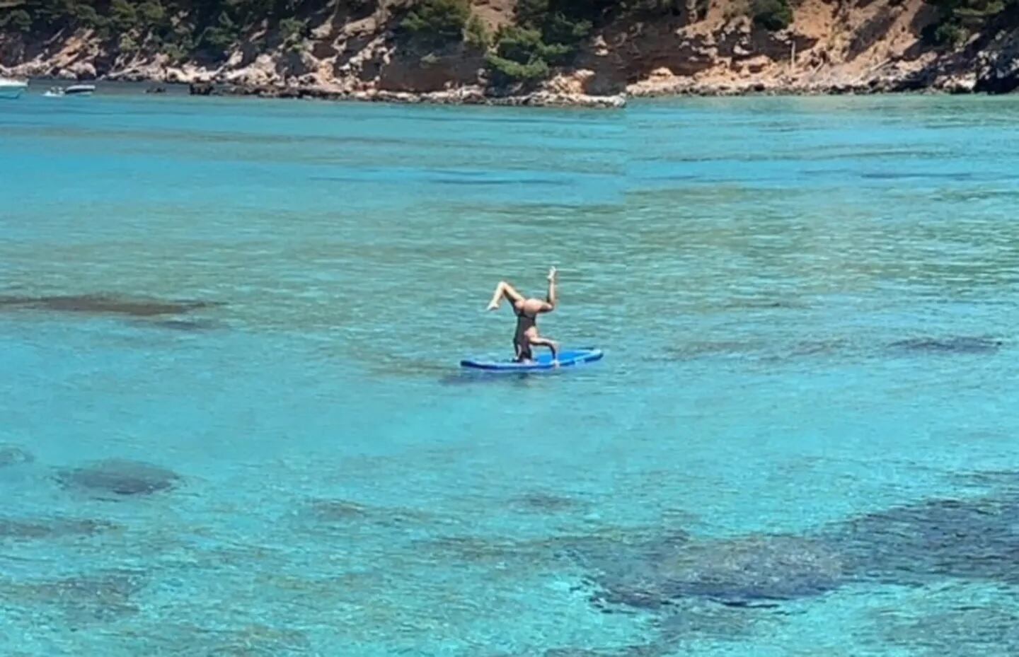 Al parecer la mujer estaba haciendo yoga sobre la table de surf.