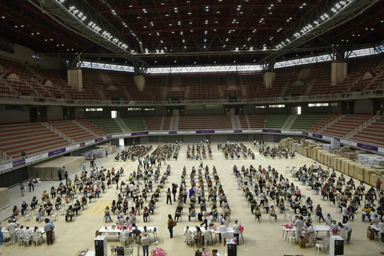 Unos 500 docentes por turno están siendo vacunados en este momento en el Estadio Cubierto Aconcagua Arena, en el parque San Martín. | Foto: Orlando Pelichotti.