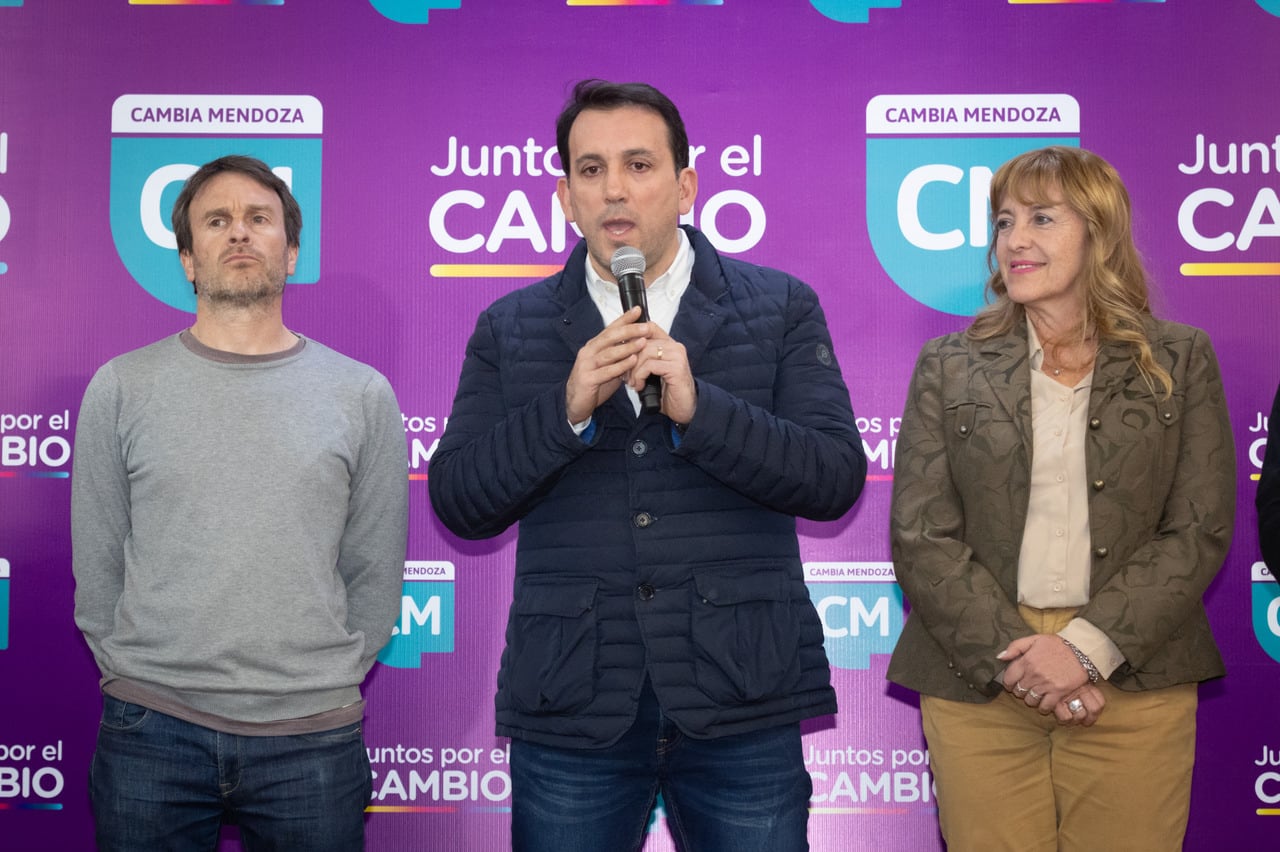 Los candidatos a diputado nacional Lisandro Nieri y Patricia Giménez, flanquean al presidente de la UCR mendocina Tadeo García Zalazar. De repetirse en octubre los resultados del domingo, solo Nieri ingresaría a la Cámara Baja.
 Foto: Ignacio Blanco / Los Andes 