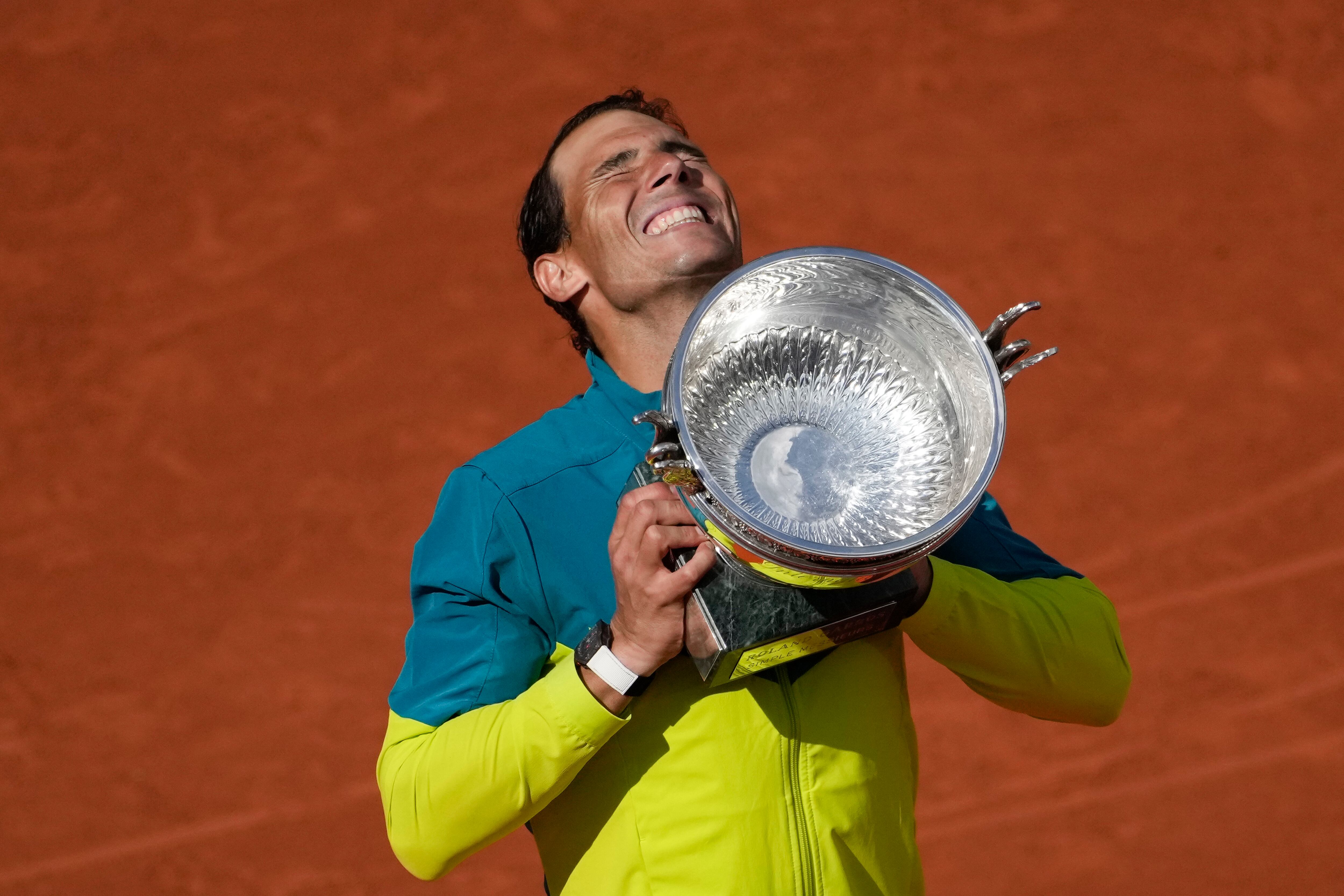 El español Rafael Nadal alza el trofeo de campeón después de ganar la final del Abierto de Francia frente al noruego Casper Ruud en tres sets 6-3, 6-3, 6-0, en el torneo de tenis en Roland Garros, en París, Francia. 