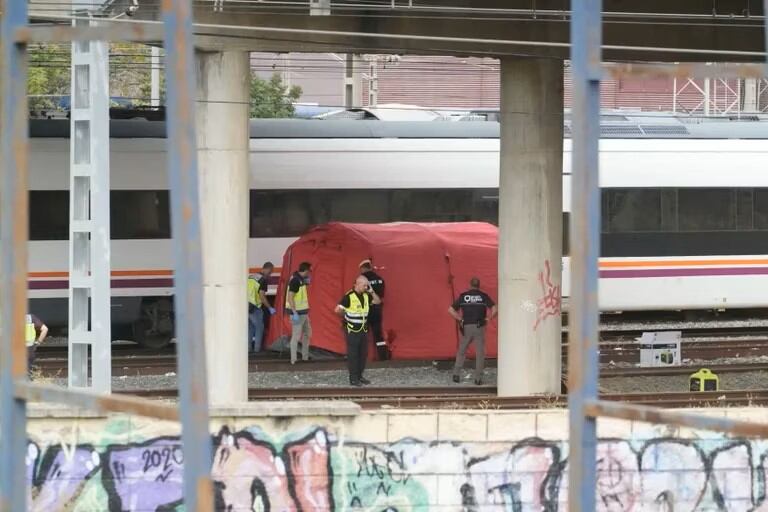 La policía investiga el lugar donde fue encontrado el cuerpo. Foto: EP.