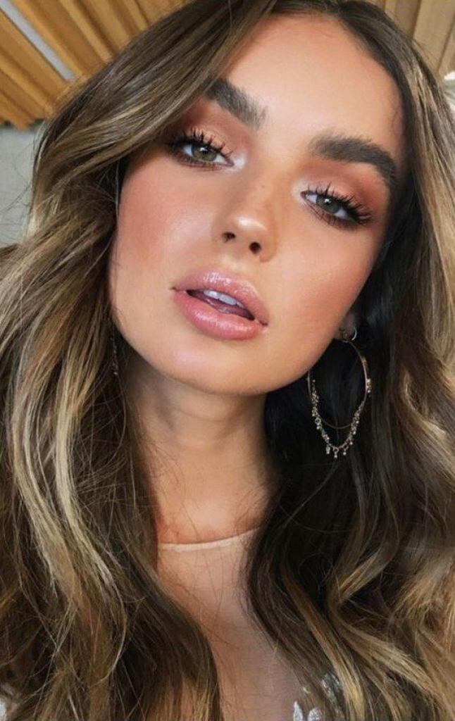 Una piel glowy es el punto de partida para este makeup look, por lo que te recomendamos dejar de lado las bases con acabado mate y optar por una ligera.