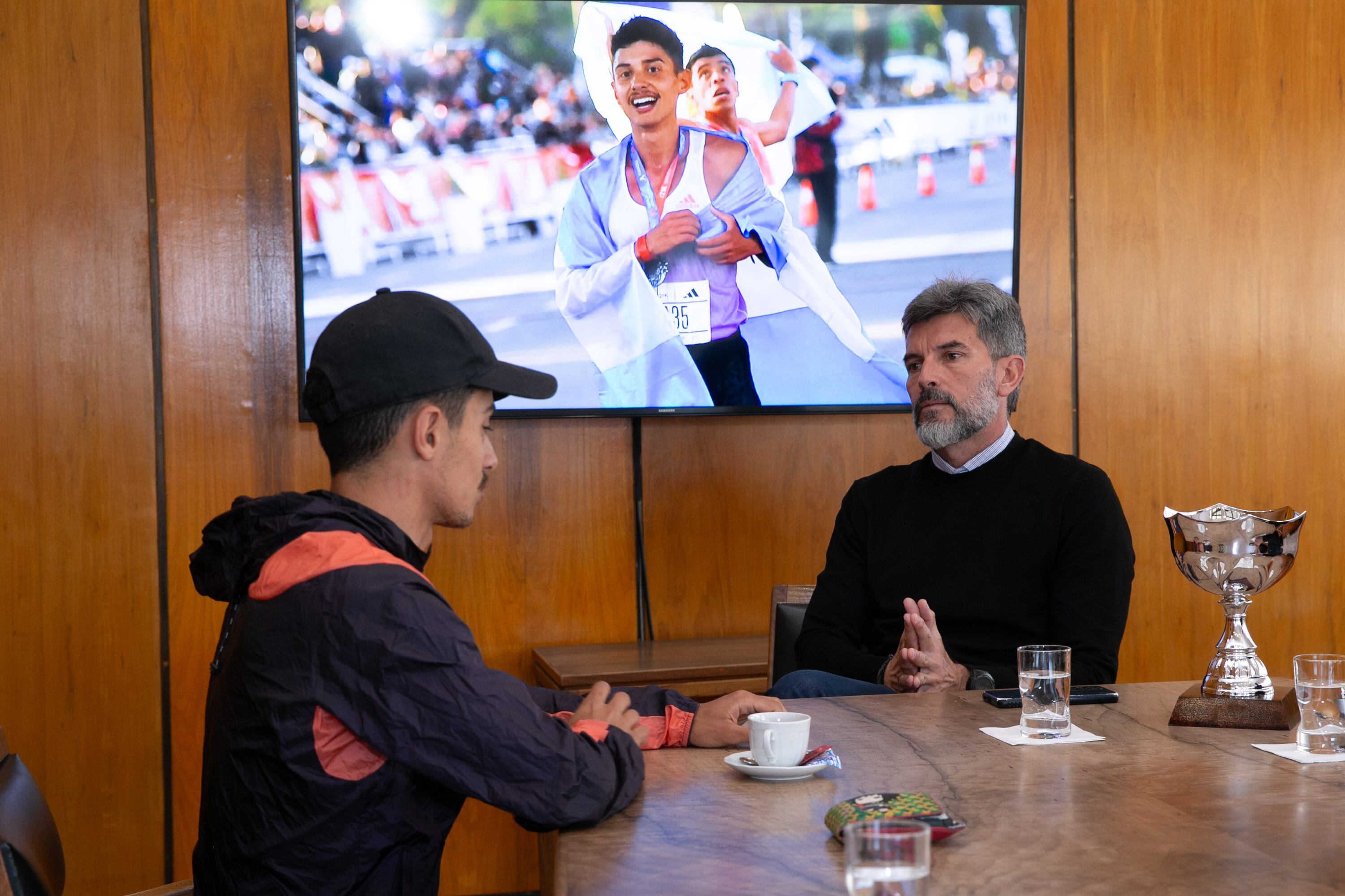 Ulpiano Suarez recibió a Ignacio Erario, maratonista mendocino con mejor marca en suelo argentino