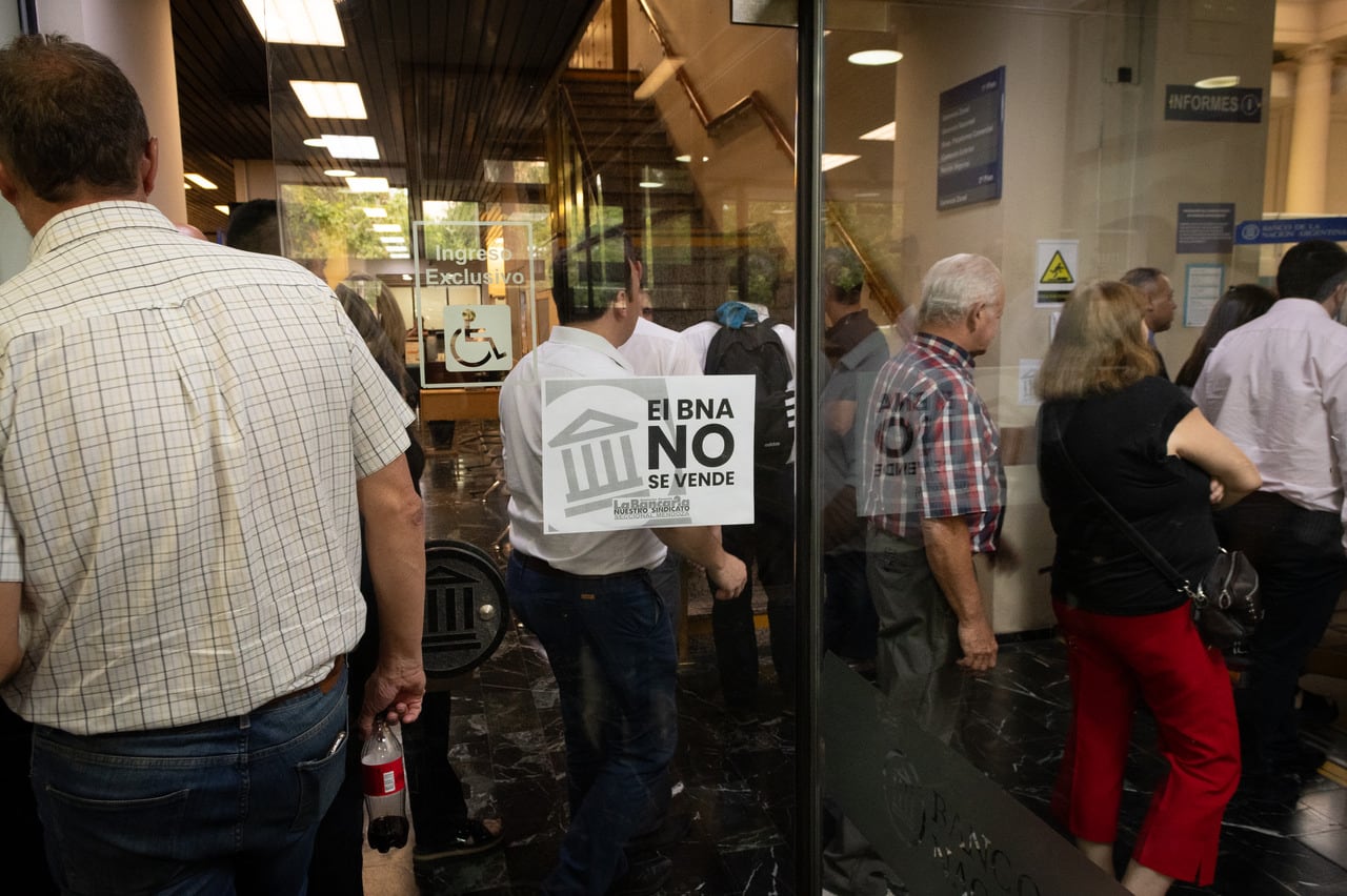 La Asociación Bancaria protestó contra del venta del Banco Nación en el sede ubicada en la calle Necochea y 9 de julio

Foto: Ignacio Blanco / Los Andes