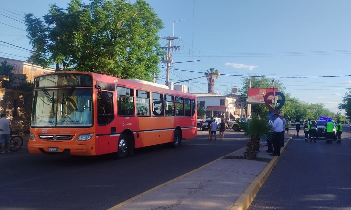 Tragedia en Guaymallén: una mujer murió al caer de un micro que llevaba la puerta trasera abierta. | |Foto: Min. Seguridad y Justicia