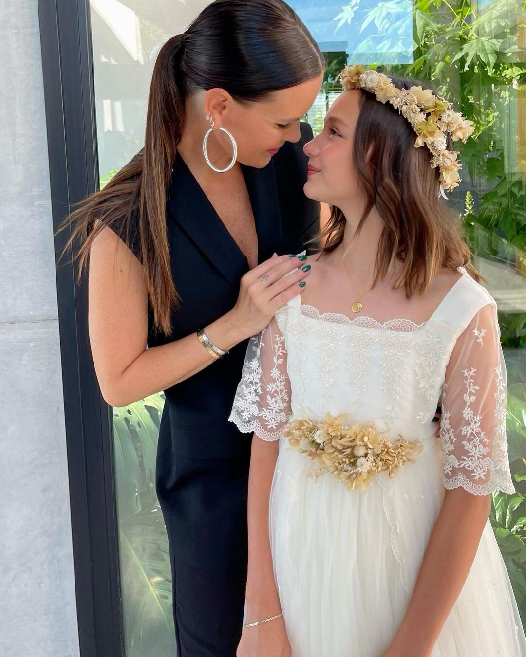 Mía, la hija de Natalie Weber hizo la Comunión y posó como una verdadera modelo